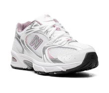 Cargar imagen en el visor de la galería, New Balance 530 en WHITE/SIIVER METALIC/ICE WINE/MID CENTURY PIN
