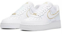 Cargar imagen en el visor de la galería, Nike Air Force 1&#39;07 Essential GOLD