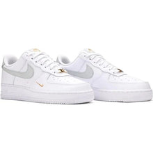 Cargar imagen en el visor de la galería, Air Force 1 &#39;07 ESSENTIAL WHITE LIGHT SILVER